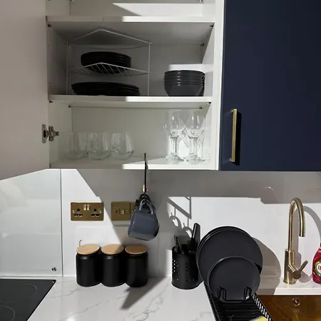 Newly Renovated Studio In Center Лутон Экстерьер фото