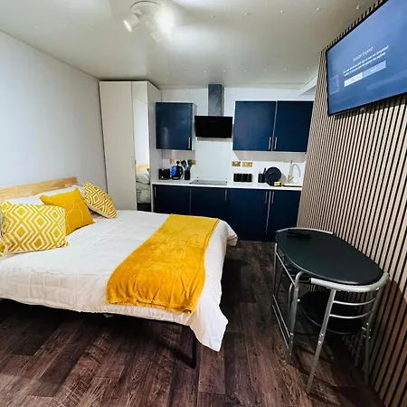 Newly Renovated Studio In Center Лутон Экстерьер фото