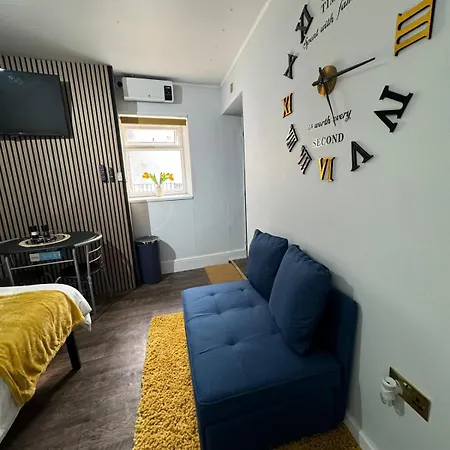Newly Renovated Studio In Center Лутон Экстерьер фото