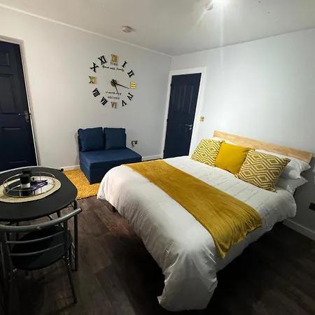 Newly Renovated Studio In Center Лутон Экстерьер фото